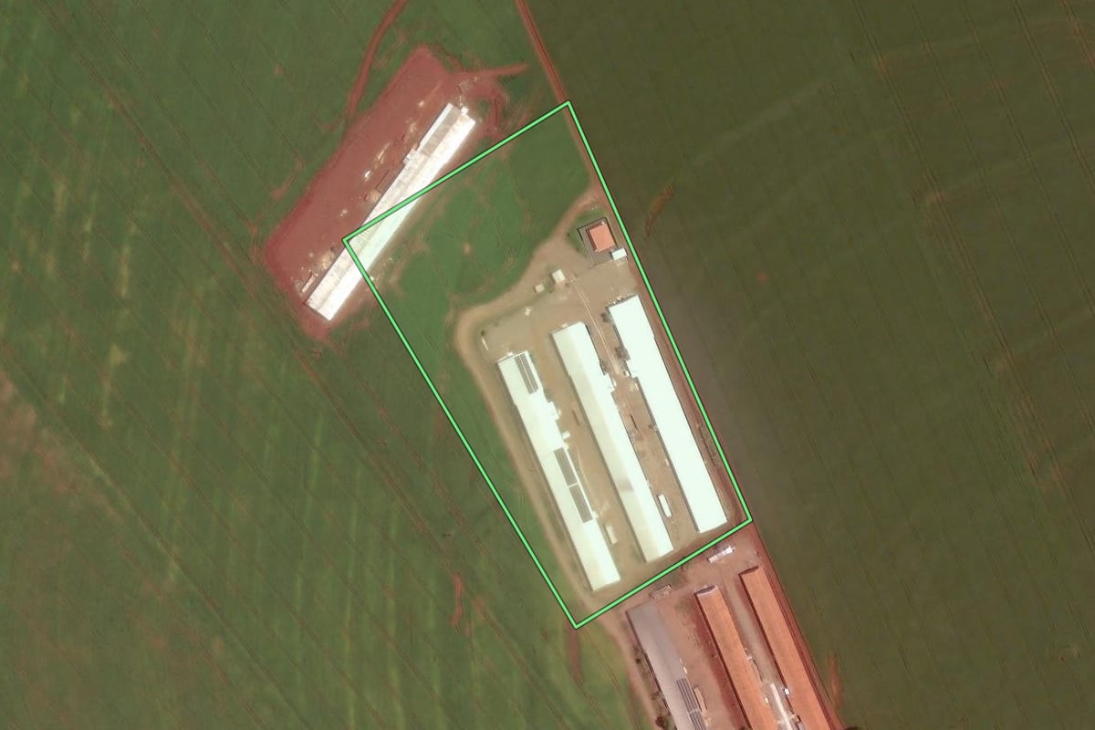 Imagem de satélite do imóvel rural em Rancho Alegre D'Oeste (PR), com o contorno declarado no CAR desenhado por cima.