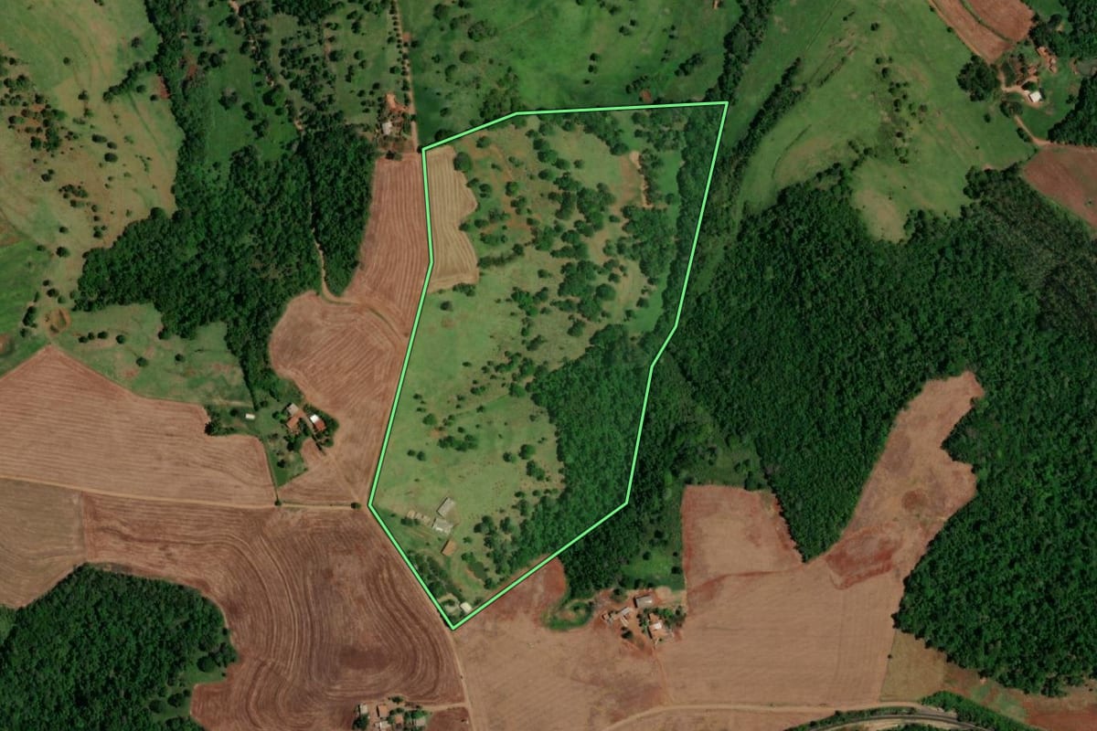 Imagem de satélite do imóvel rural em Realeza (PR), com o contorno declarado no CAR desenhado por cima.