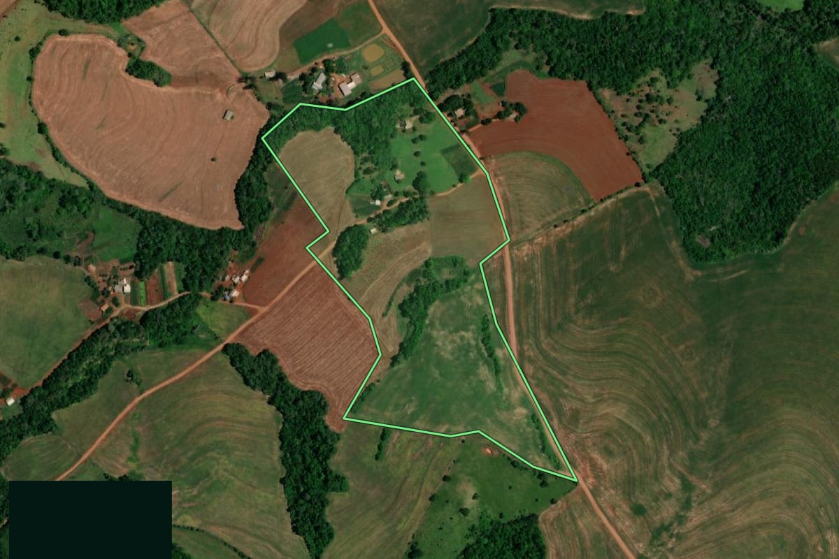 Imagem de satélite do imóvel rural em Realeza (PR), com o contorno declarado no CAR desenhado por cima.