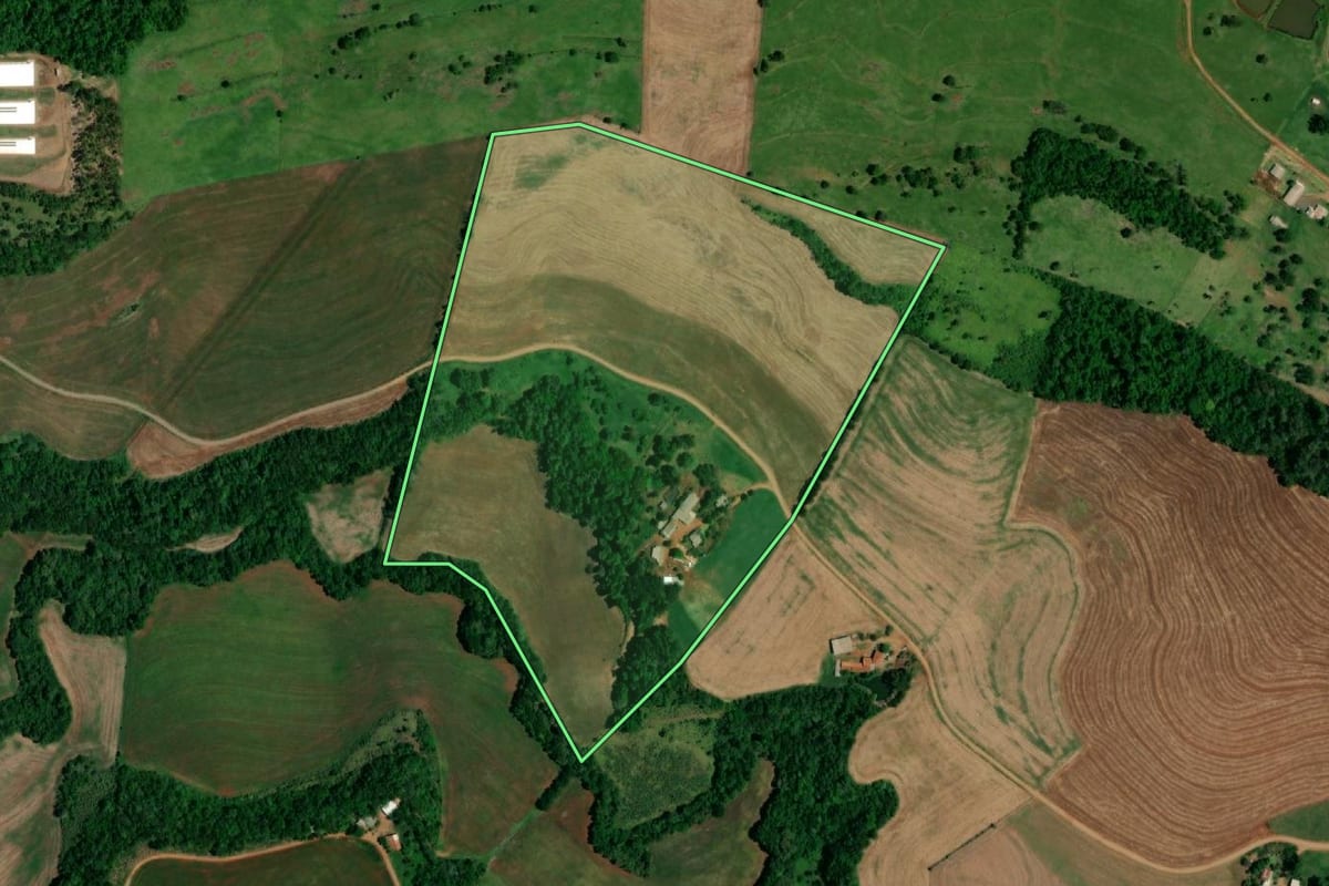 Imagem de satélite do imóvel rural em Realeza (PR), com o contorno declarado no CAR desenhado por cima.