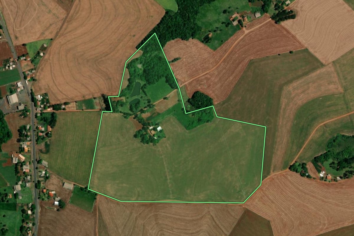 Imagem de satélite do imóvel rural em Realeza (PR), com o contorno declarado no CAR desenhado por cima.