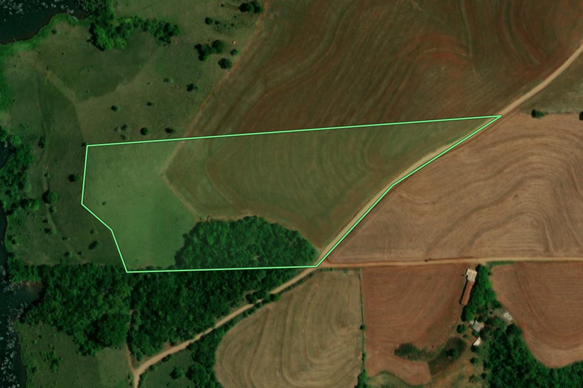 Imagem de satélite do imóvel rural em Realeza (PR), com o contorno declarado no CAR desenhado por cima.
