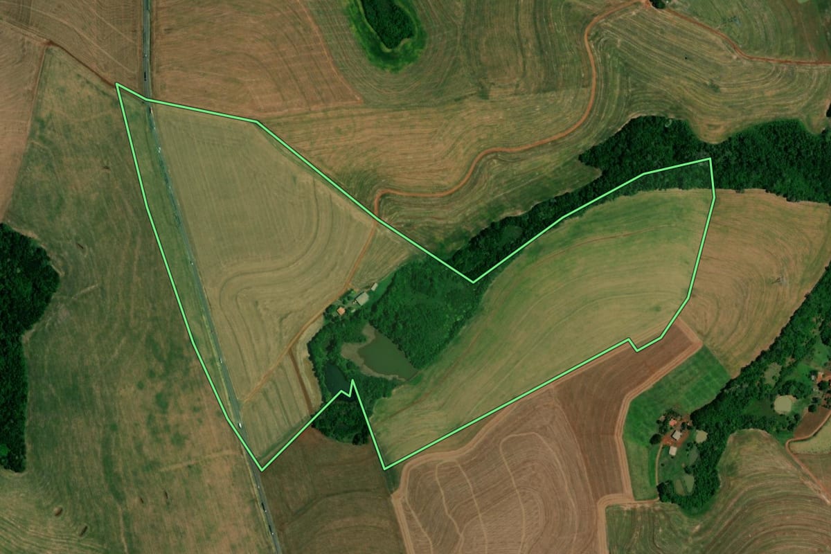 Imagem de satélite do imóvel rural em Realeza (PR), com o contorno declarado no CAR desenhado por cima.