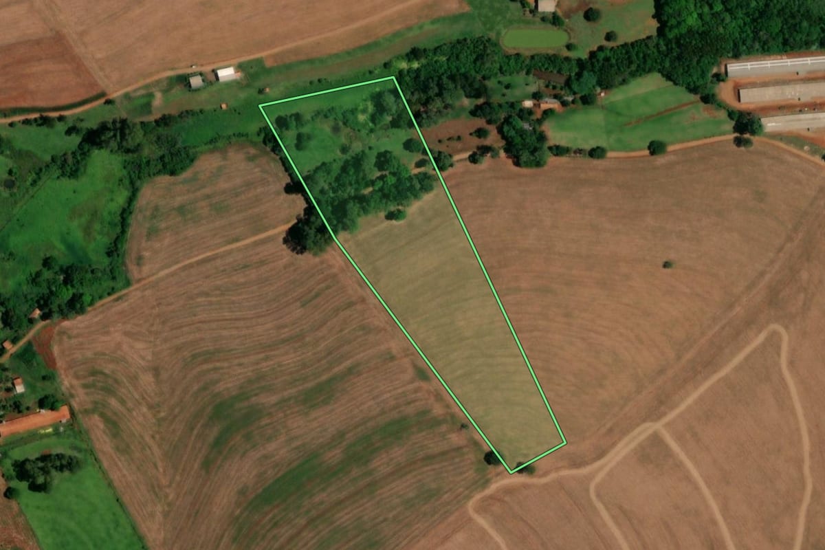 Imagem de satélite do imóvel rural em Realeza (PR), com o contorno declarado no CAR desenhado por cima.
