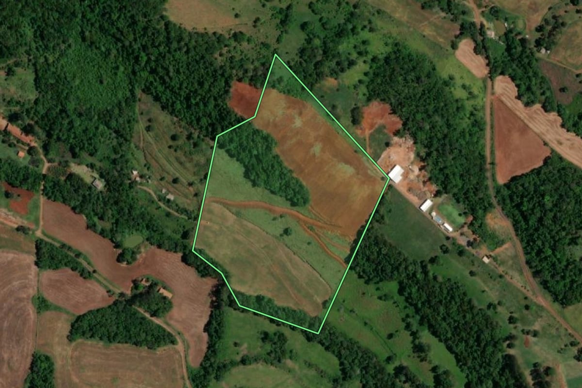 Imagem de satélite do imóvel rural em Realeza (PR), com o contorno declarado no CAR desenhado por cima.