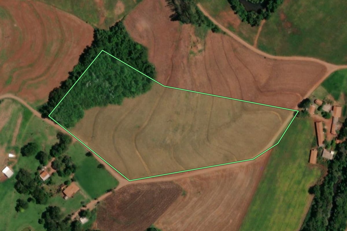 Imagem de satélite do imóvel rural em Realeza (PR), com o contorno declarado no CAR desenhado por cima.