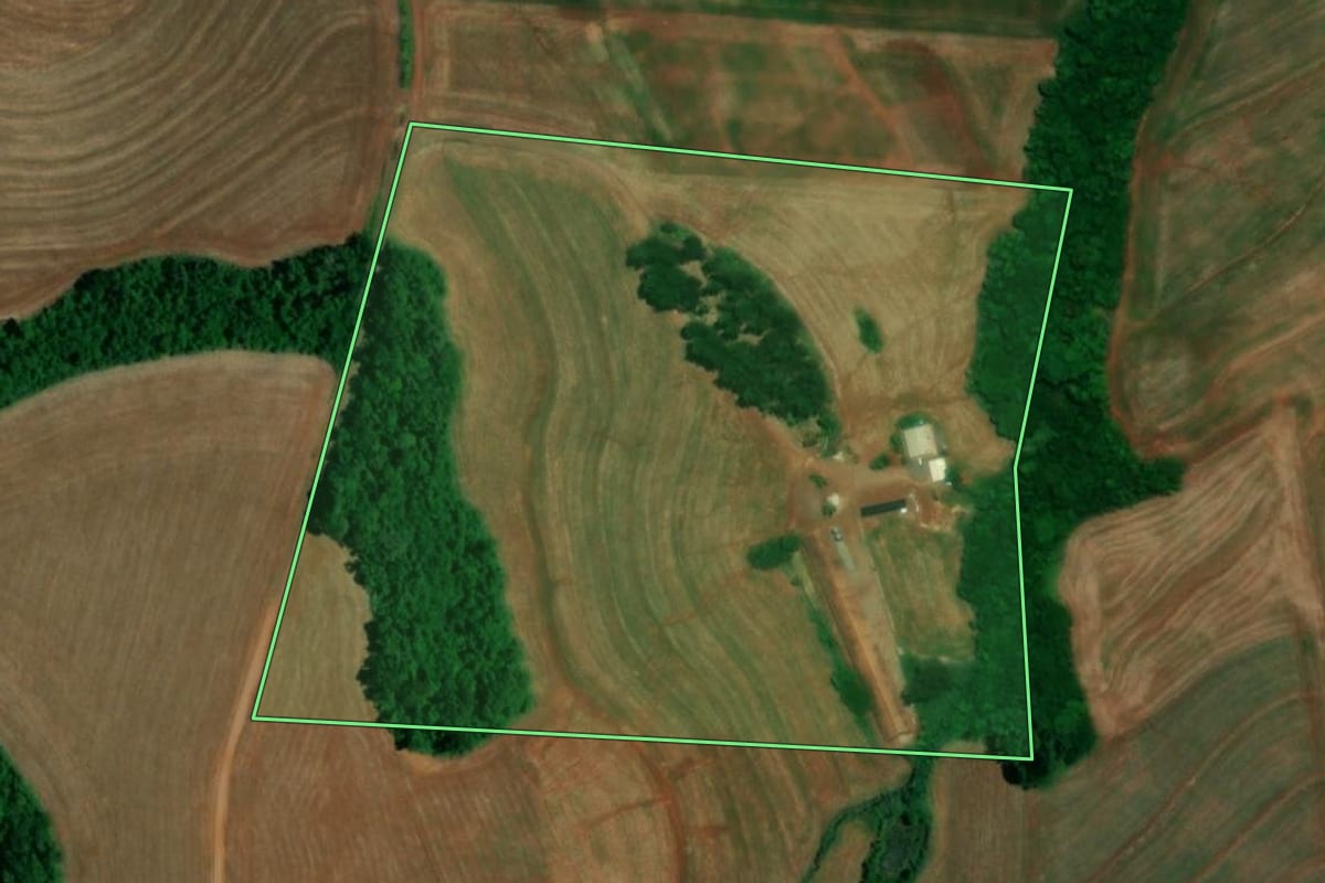 Imagem de satélite do imóvel rural em Realeza (PR), com o contorno declarado no CAR desenhado por cima.