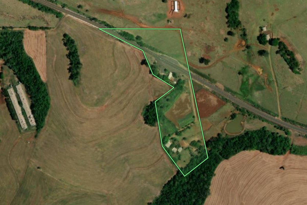 Imagem de satélite do imóvel rural em Realeza (PR), com o contorno declarado no CAR desenhado por cima.