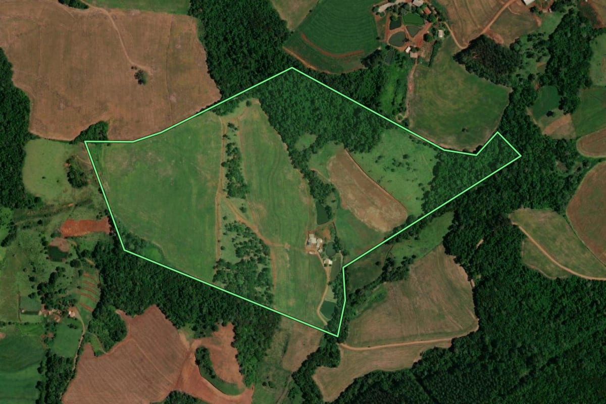Imagem de satélite do imóvel rural em Realeza (PR), com o contorno declarado no CAR desenhado por cima.