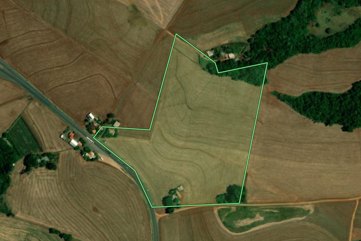 Imagem de satélite do imóvel rural em Realeza (PR), com o contorno declarado no CAR desenhado por cima.
