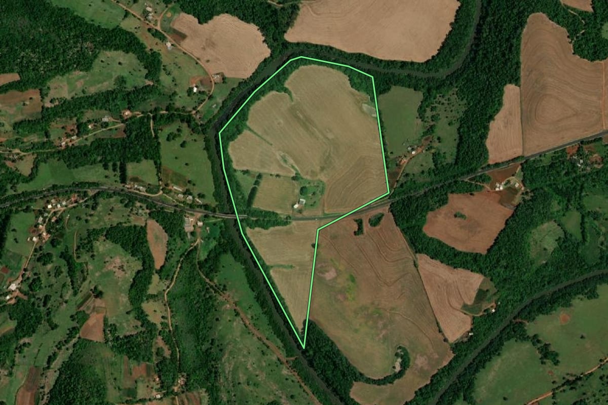 Imagem de satélite do imóvel rural em Realeza (PR), com o contorno declarado no CAR desenhado por cima.