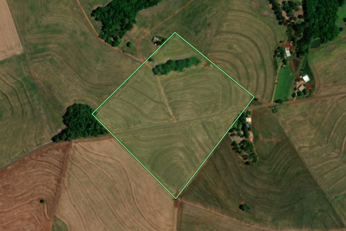 Imagem de satélite do imóvel rural em Realeza (PR), com o contorno declarado no CAR desenhado por cima.