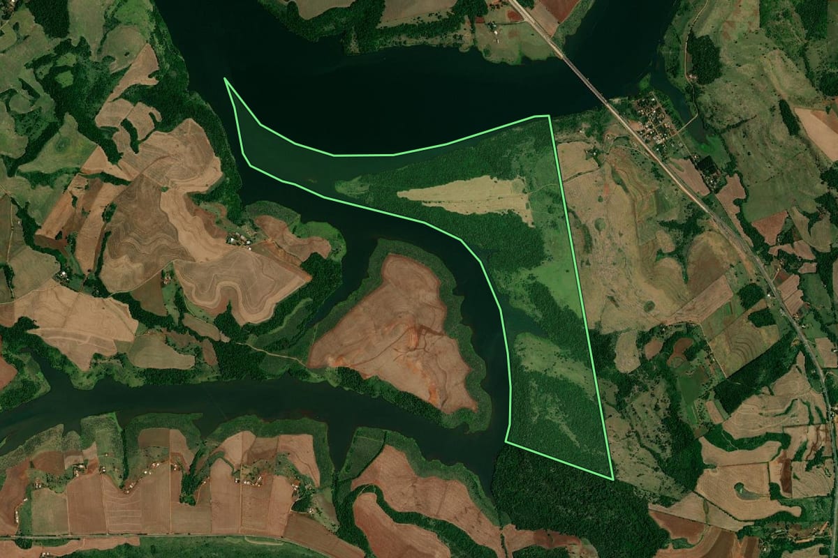 Imagem de satélite do imóvel rural em Realeza (PR), com o contorno declarado no CAR desenhado por cima.