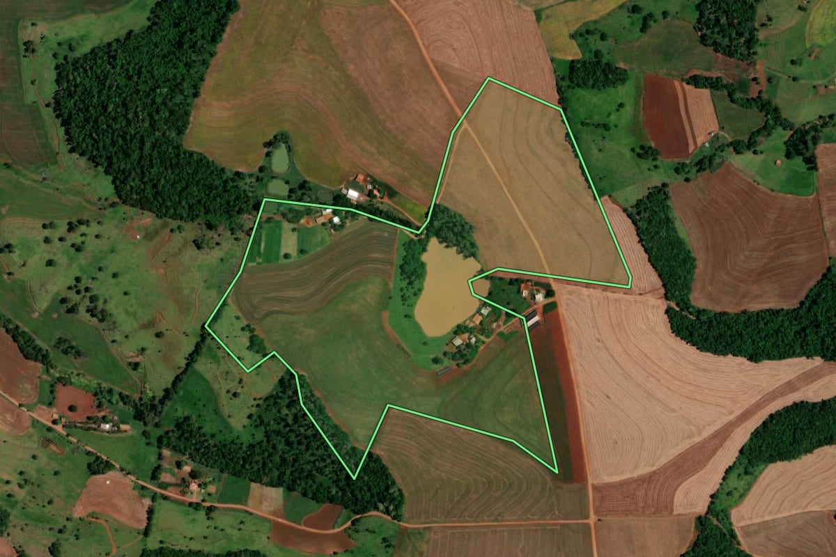 Imagem de satélite do imóvel rural em Realeza (PR), com o contorno declarado no CAR desenhado por cima.