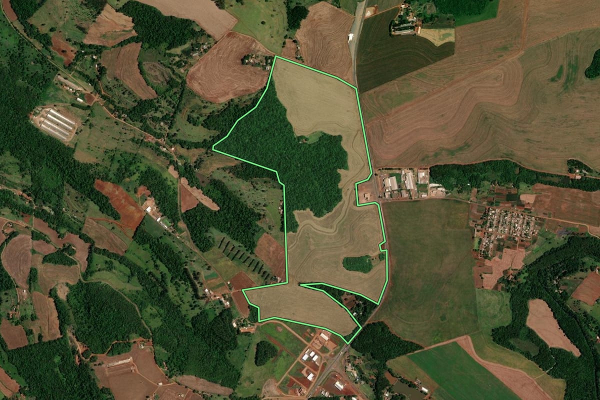 Imagem de satélite do imóvel rural em Realeza (PR), com o contorno declarado no CAR desenhado por cima.