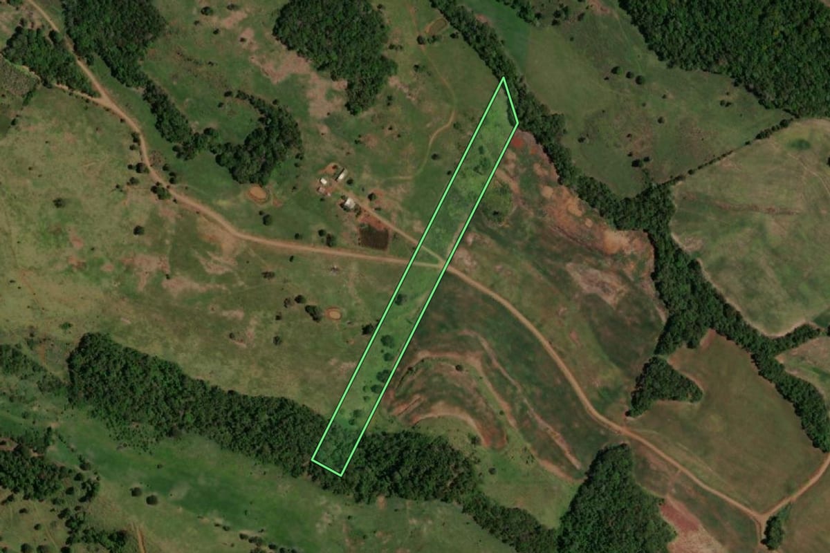 Imagem de satélite do imóvel rural em Realeza (PR), com o contorno declarado no CAR desenhado por cima.