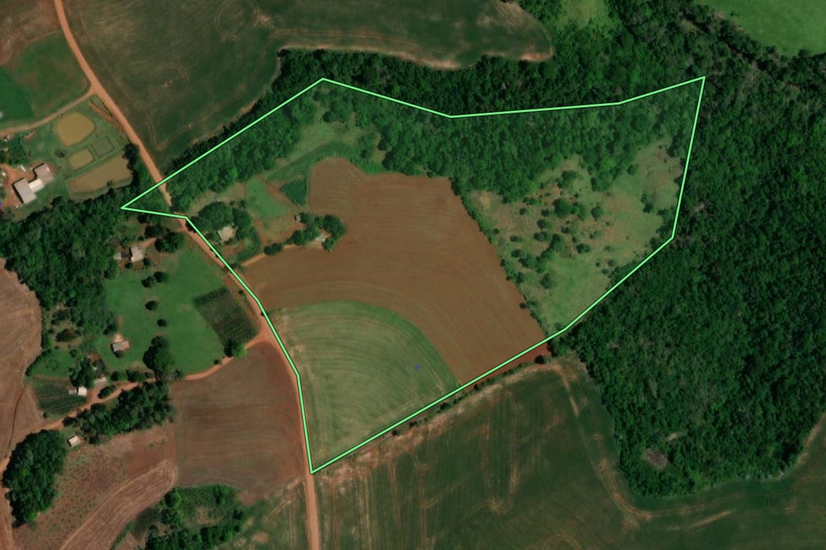 Imagem de satélite do imóvel rural em Realeza (PR), com o contorno declarado no CAR desenhado por cima.