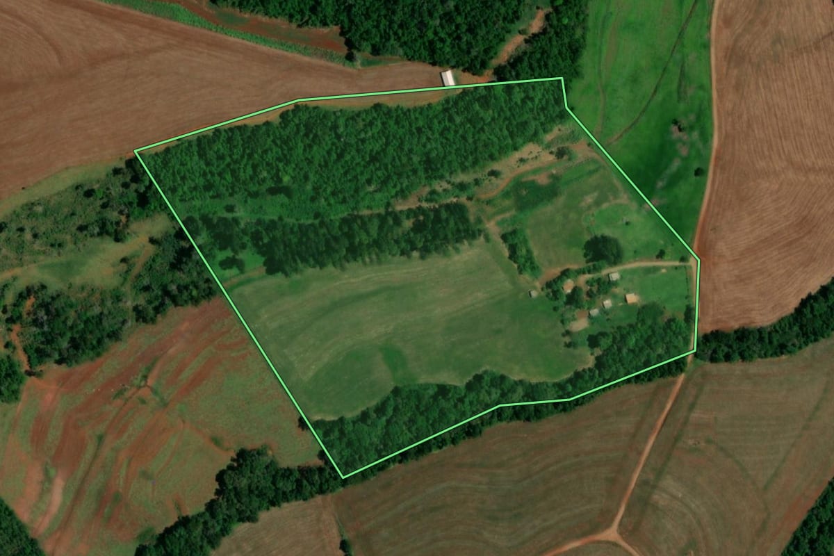 Imagem de satélite do imóvel rural em Realeza (PR), com o contorno declarado no CAR desenhado por cima.