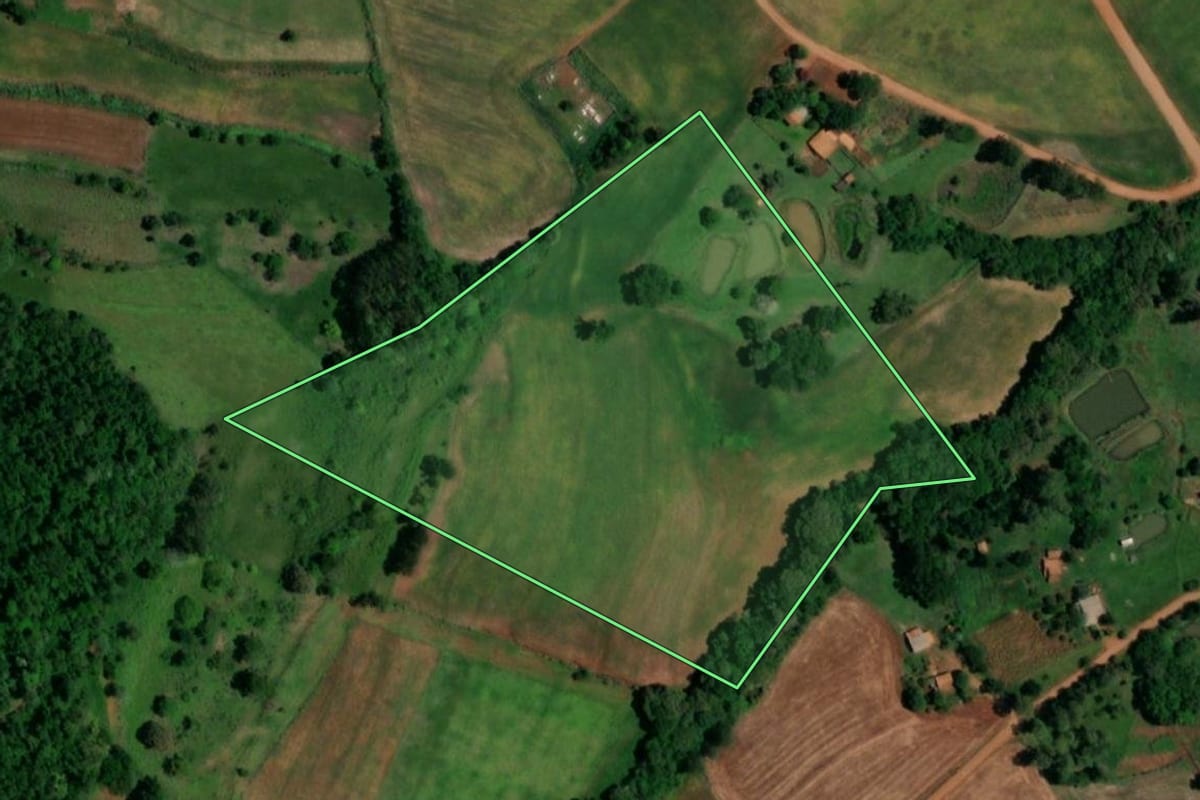 Imagem de satélite do imóvel rural em Realeza (PR), com o contorno declarado no CAR desenhado por cima.