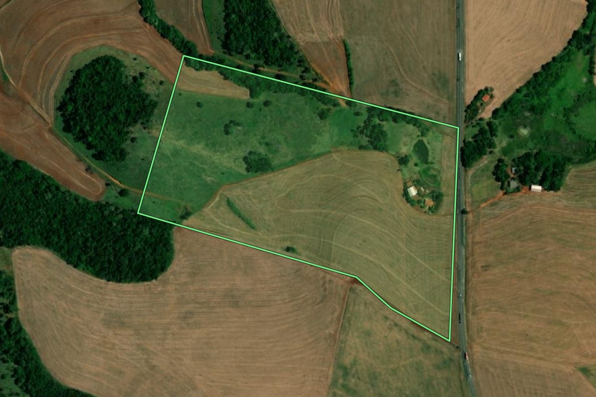 Imagem de satélite do imóvel rural em Realeza (PR), com o contorno declarado no CAR desenhado por cima.
