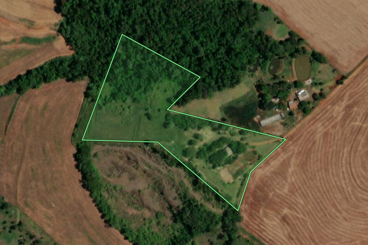 Imagem de satélite do imóvel rural em Realeza (PR), com o contorno declarado no CAR desenhado por cima.