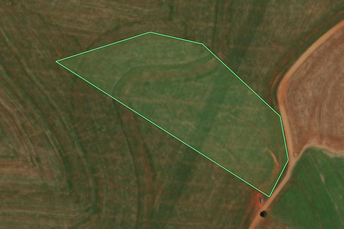 Imagem de satélite do imóvel rural em Realeza (PR), com o contorno declarado no CAR desenhado por cima.