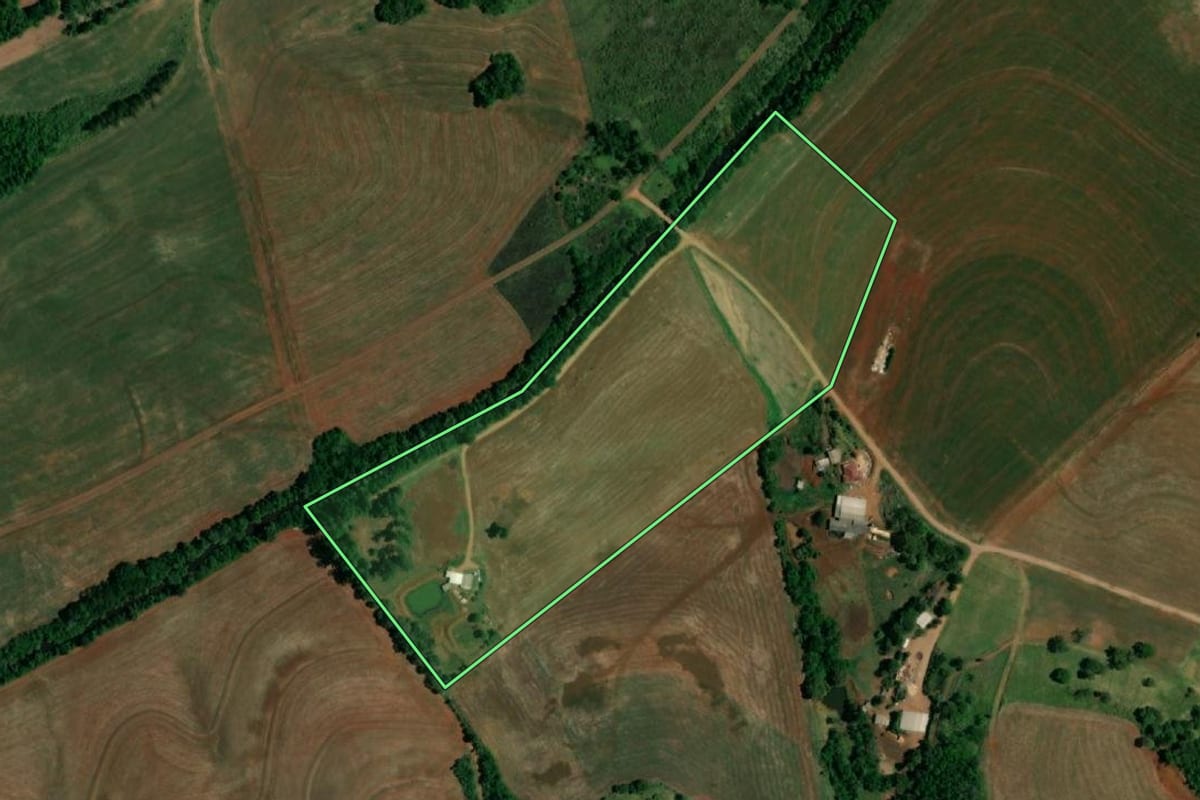Imagem de satélite do imóvel rural em Realeza (PR), com o contorno declarado no CAR desenhado por cima.