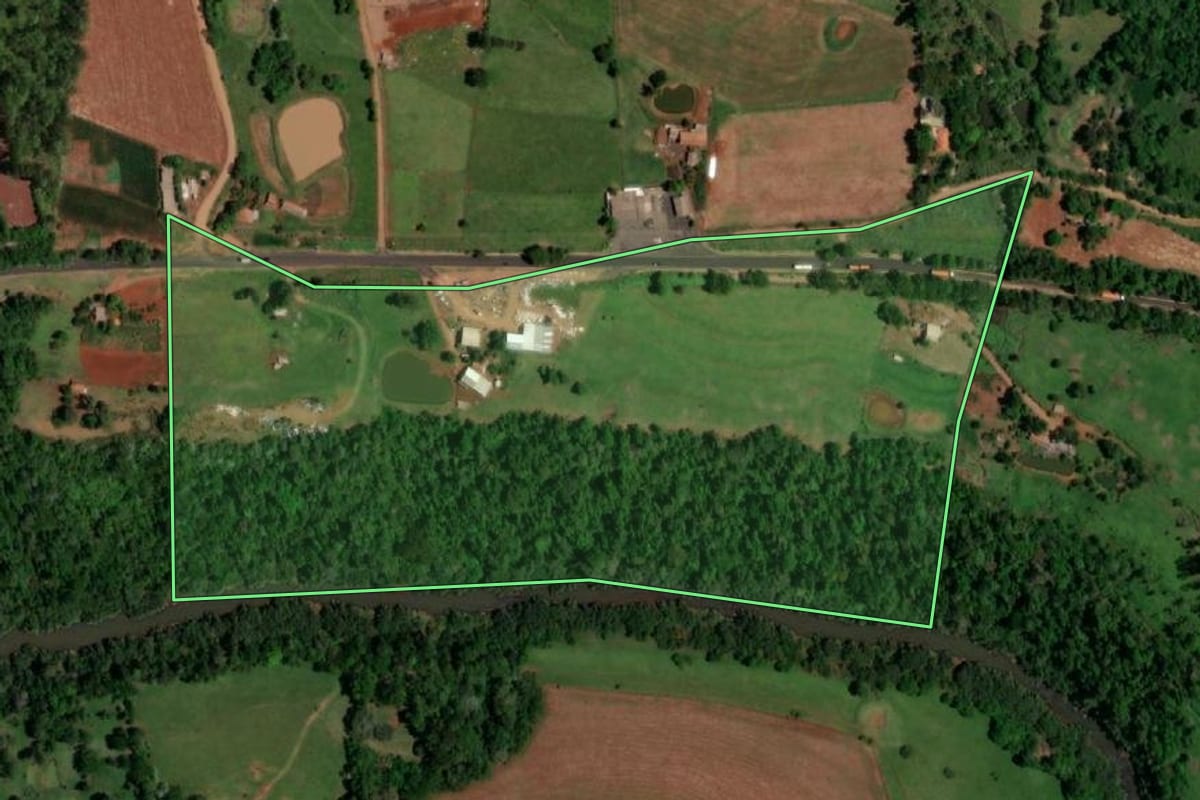 Imagem de satélite do imóvel rural em Realeza (PR), com o contorno declarado no CAR desenhado por cima.