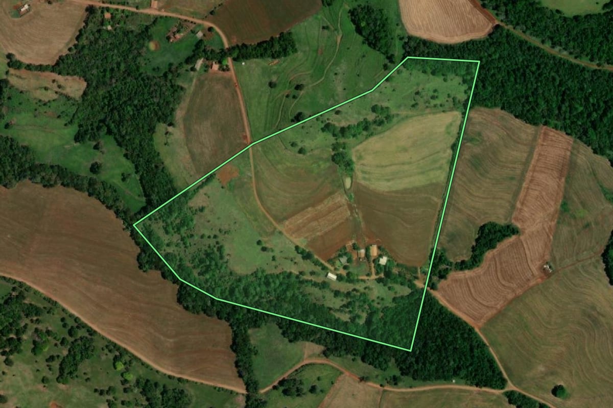 Imagem de satélite do imóvel rural em Realeza (PR), com o contorno declarado no CAR desenhado por cima.