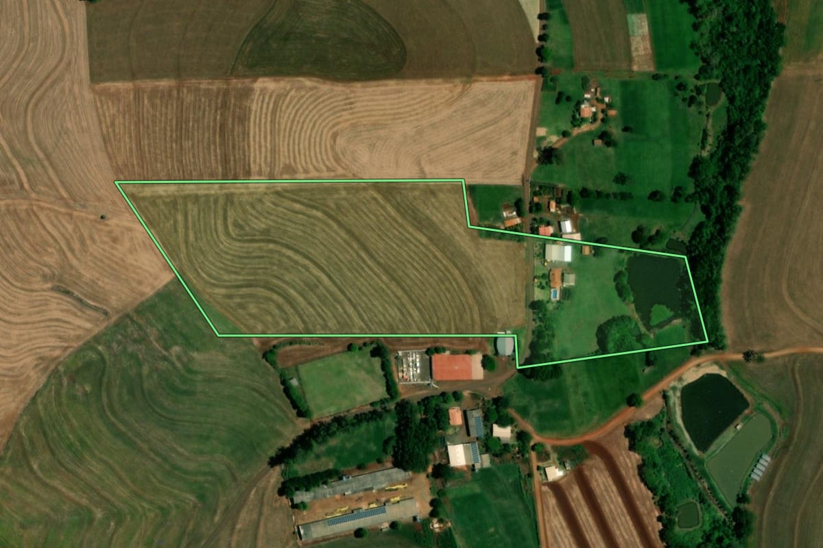 Imagem de satélite do imóvel rural em Realeza (PR), com o contorno declarado no CAR desenhado por cima.