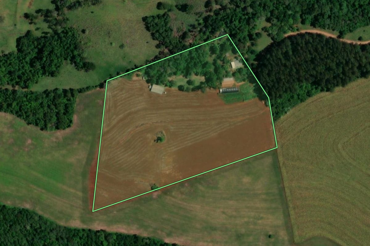 Imagem de satélite do imóvel rural em Realeza (PR), com o contorno declarado no CAR desenhado por cima.