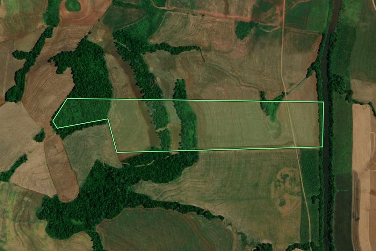 Imagem de satélite do imóvel rural em Realeza (PR), com o contorno declarado no CAR desenhado por cima.