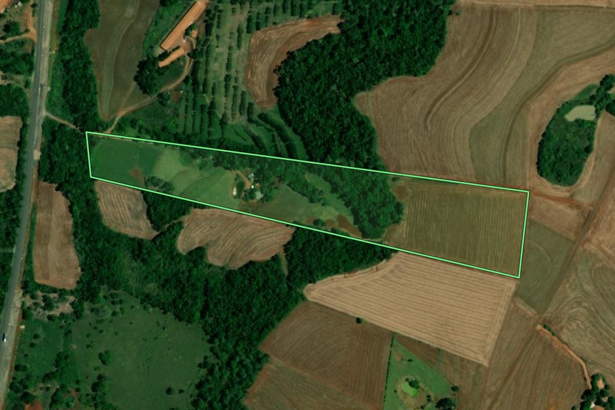 Imagem de satélite do imóvel rural em Realeza (PR), com o contorno declarado no CAR desenhado por cima.