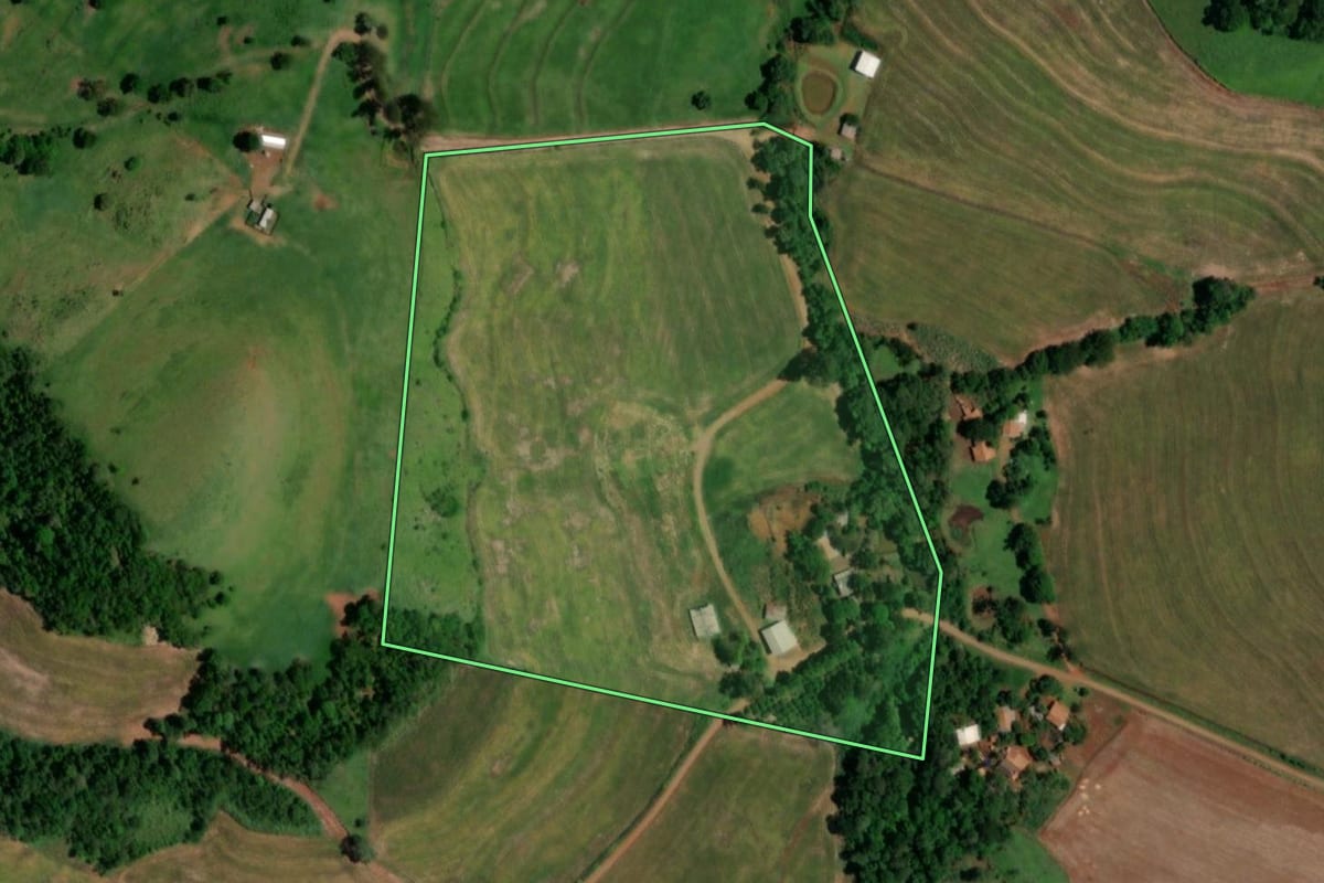 Imagem de satélite do imóvel rural em Realeza (PR), com o contorno declarado no CAR desenhado por cima.