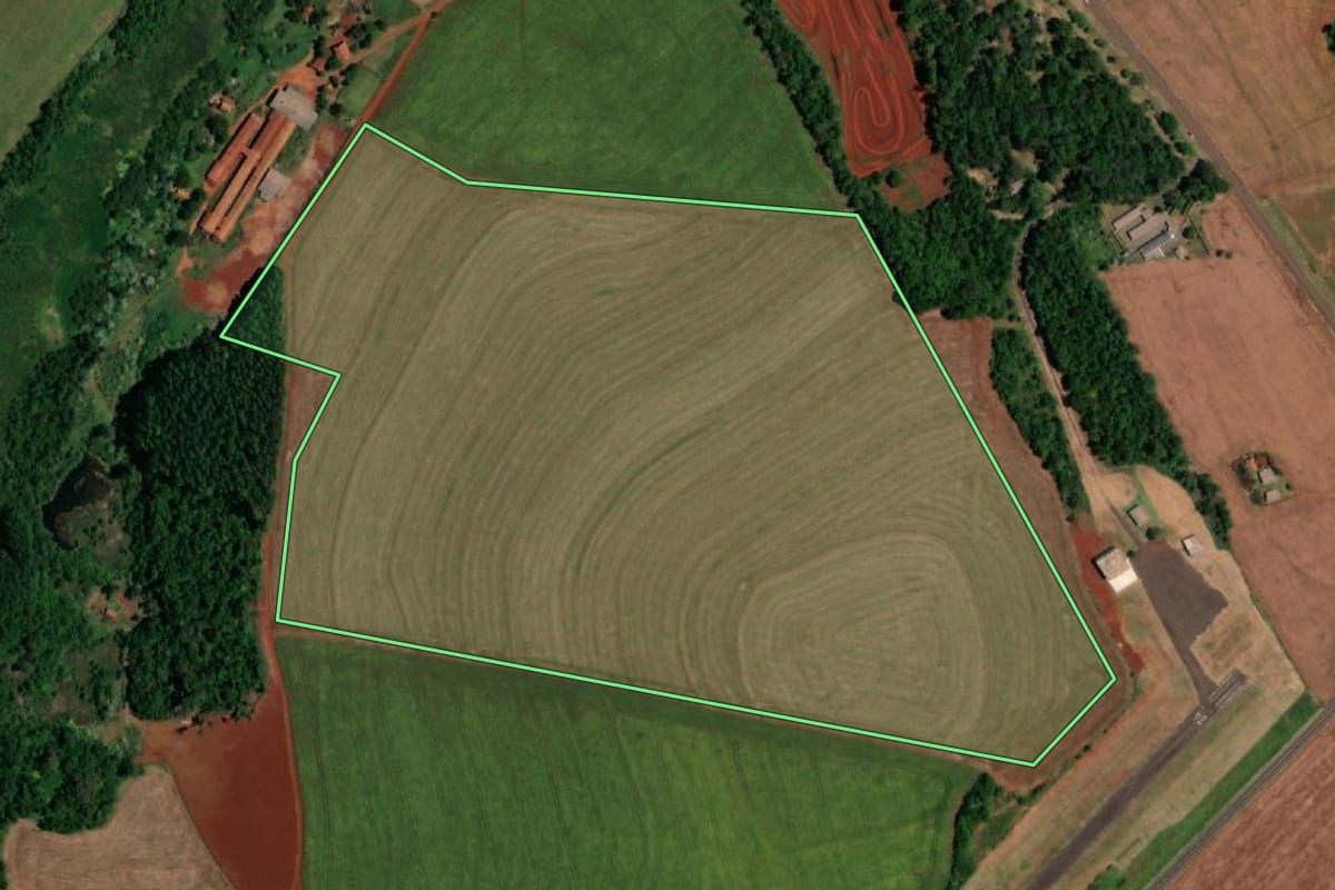 Imagem de satélite do imóvel rural em Realeza (PR), com o contorno declarado no CAR desenhado por cima.