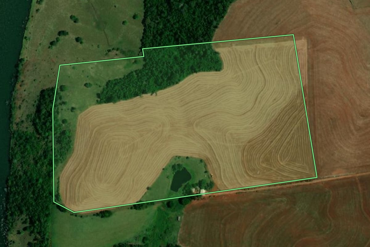 Imagem de satélite do imóvel rural em Realeza (PR), com o contorno declarado no CAR desenhado por cima.
