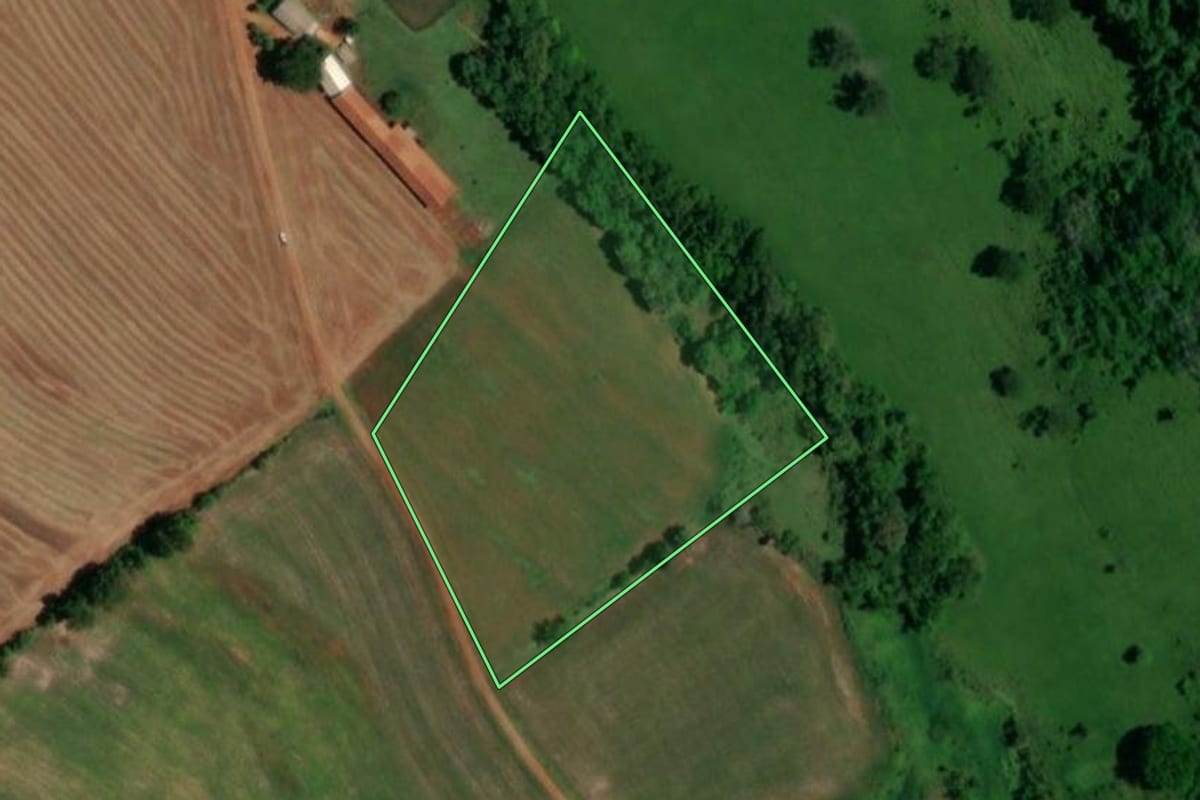 Imagem de satélite do imóvel rural em Realeza (PR), com o contorno declarado no CAR desenhado por cima.