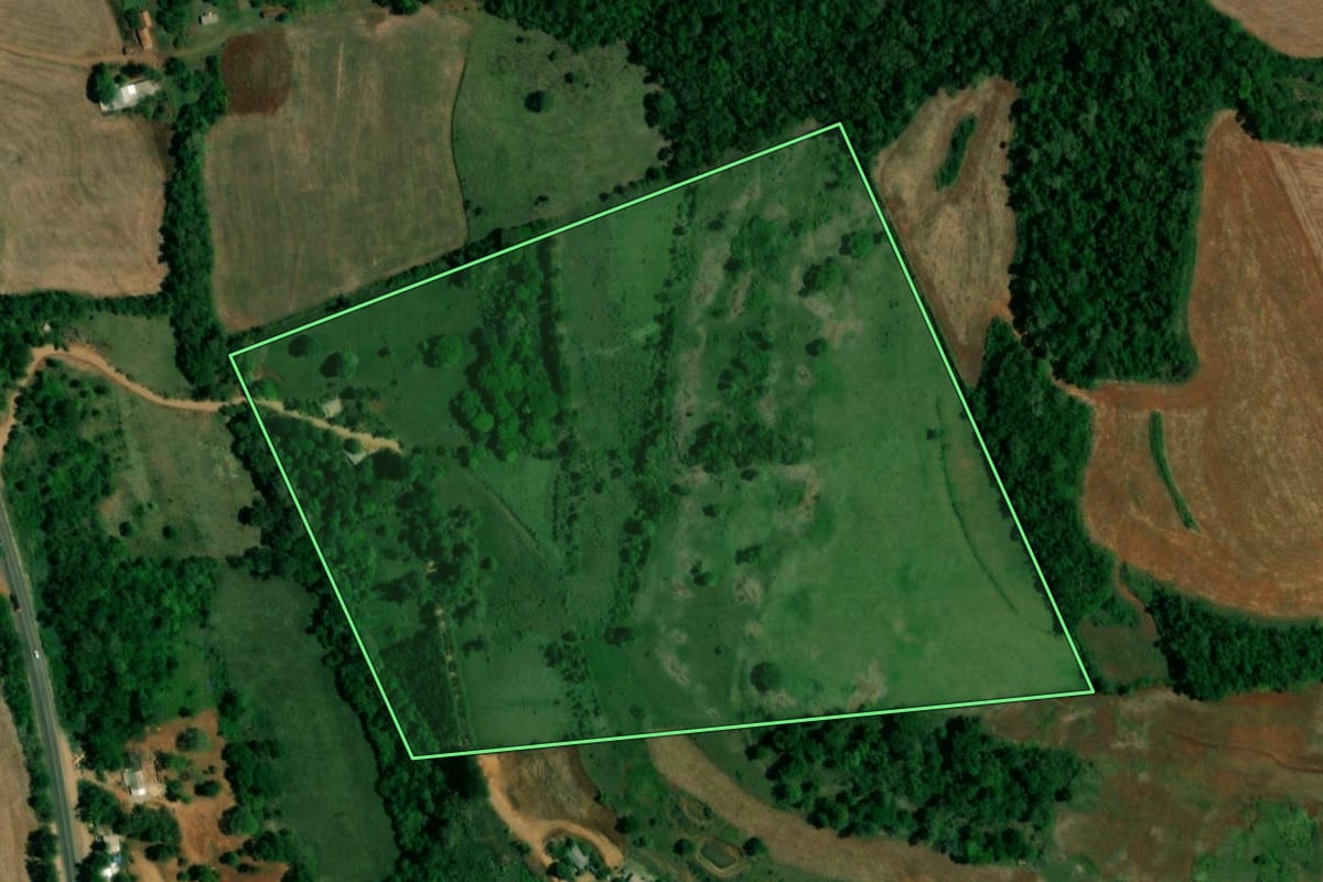 Imagem de satélite do imóvel rural em Realeza (PR), com o contorno declarado no CAR desenhado por cima.