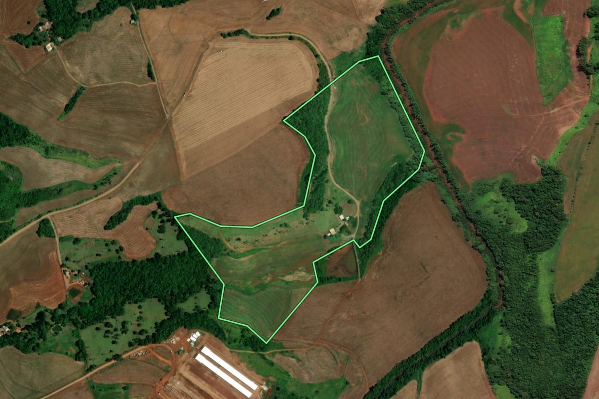 Imagem de satélite do imóvel rural em Realeza (PR), com o contorno declarado no CAR desenhado por cima.