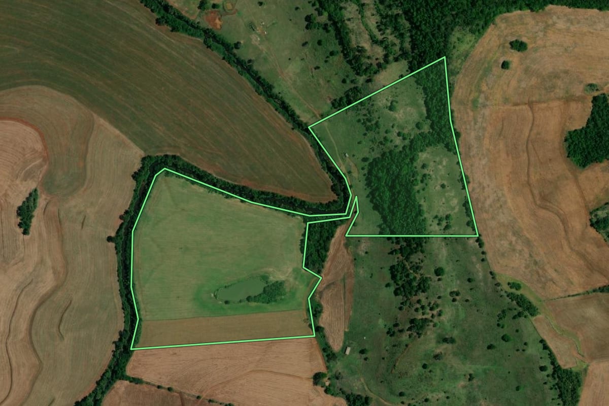 Imagem de satélite do imóvel rural em Realeza (PR), com o contorno declarado no CAR desenhado por cima.