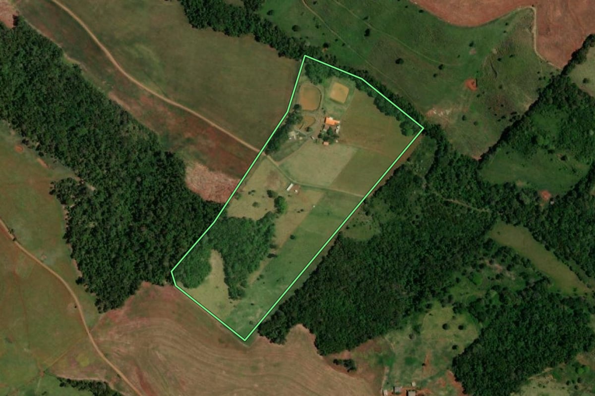 Imagem de satélite do imóvel rural em Realeza (PR), com o contorno declarado no CAR desenhado por cima.