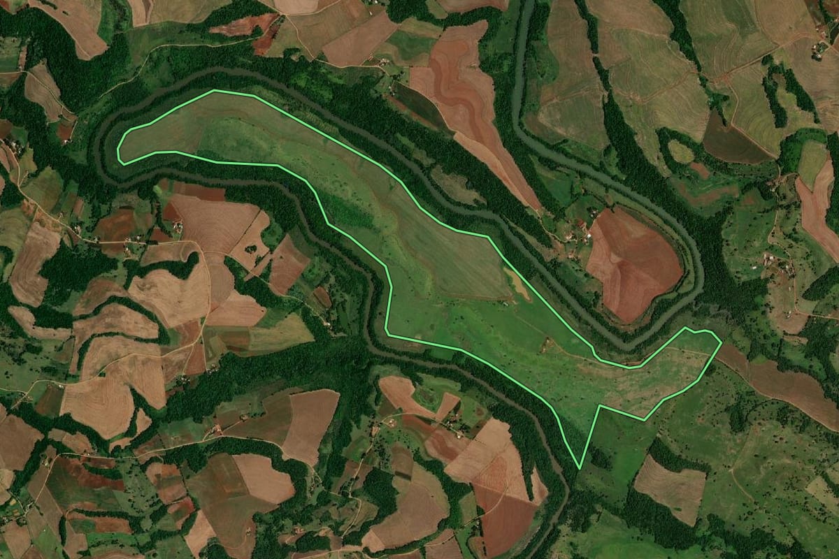 Imagem de satélite do imóvel rural em Realeza (PR), com o contorno declarado no CAR desenhado por cima.