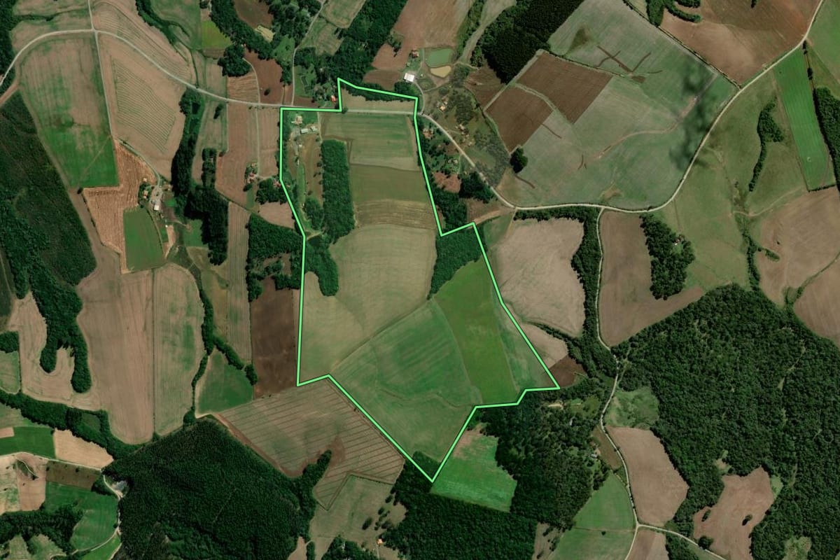 Imagem de satélite do imóvel rural em Rebouças (PR), com o contorno declarado no CAR desenhado por cima.