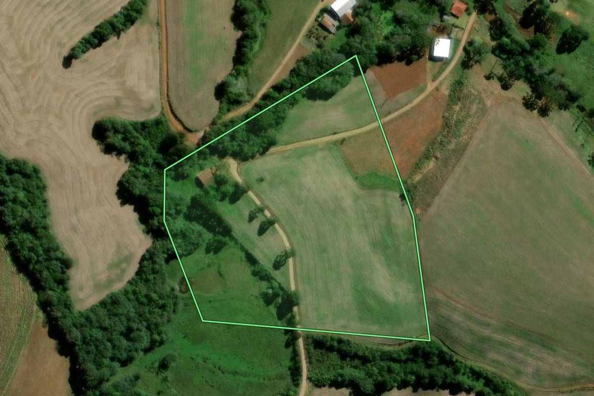 Imagem de satélite do imóvel rural em Rebouças (PR), com o contorno declarado no CAR desenhado por cima.