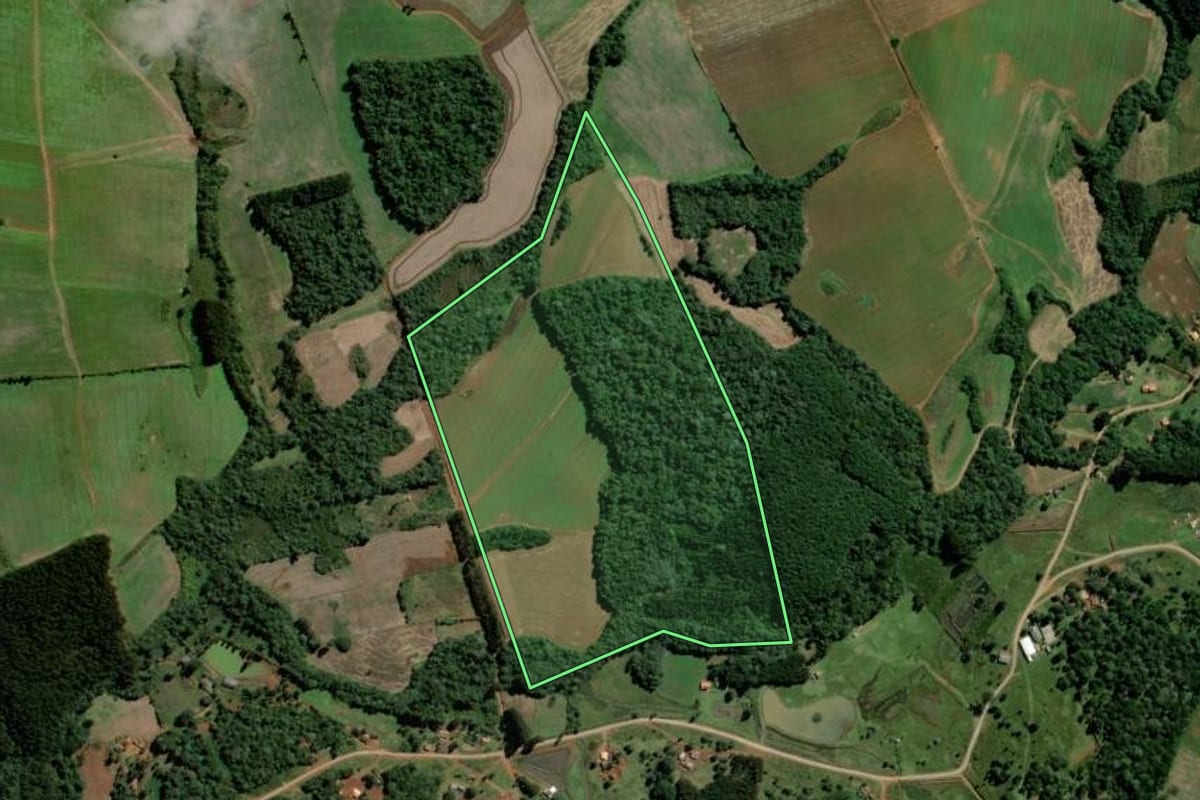 Imagem de satélite do imóvel rural em Rebouças (PR), com o contorno declarado no CAR desenhado por cima.