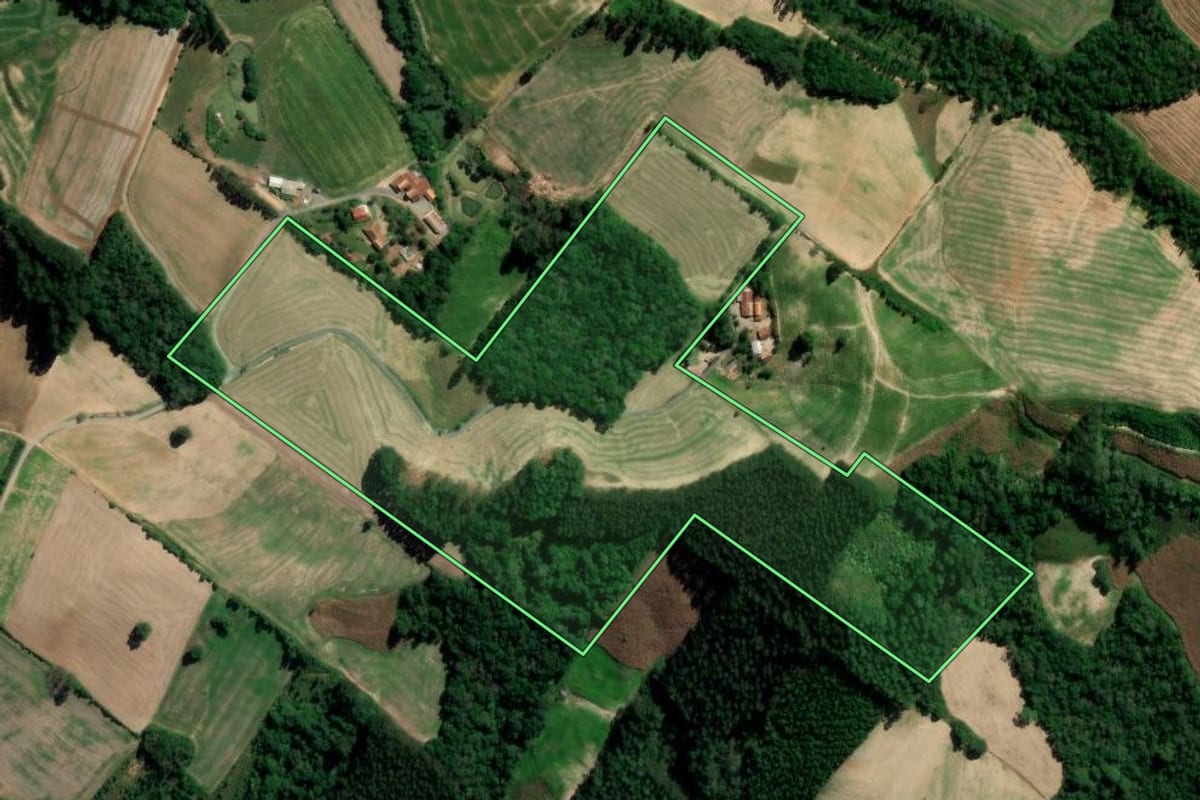 Imagem de satélite do imóvel rural em Rebouças (PR), com o contorno declarado no CAR desenhado por cima.