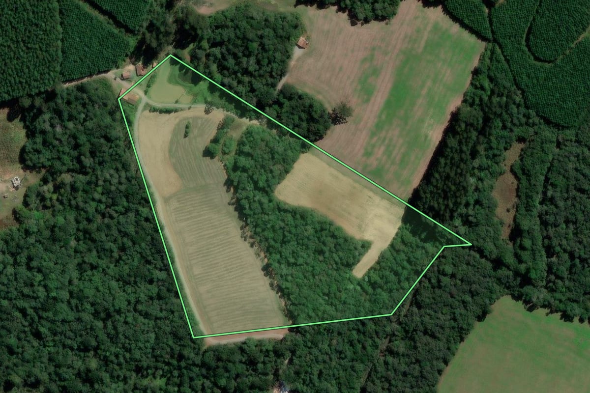 Imagem de satélite do imóvel rural em Rebouças (PR), com o contorno declarado no CAR desenhado por cima.
