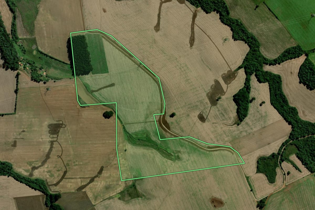 Imagem de satélite do imóvel rural em Rebouças (PR), com o contorno declarado no CAR desenhado por cima.