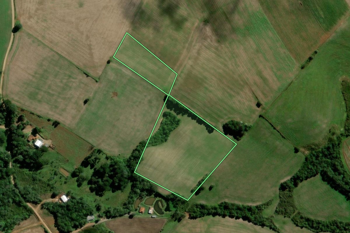 Imagem de satélite do imóvel rural em Rebouças (PR), com o contorno declarado no CAR desenhado por cima.
