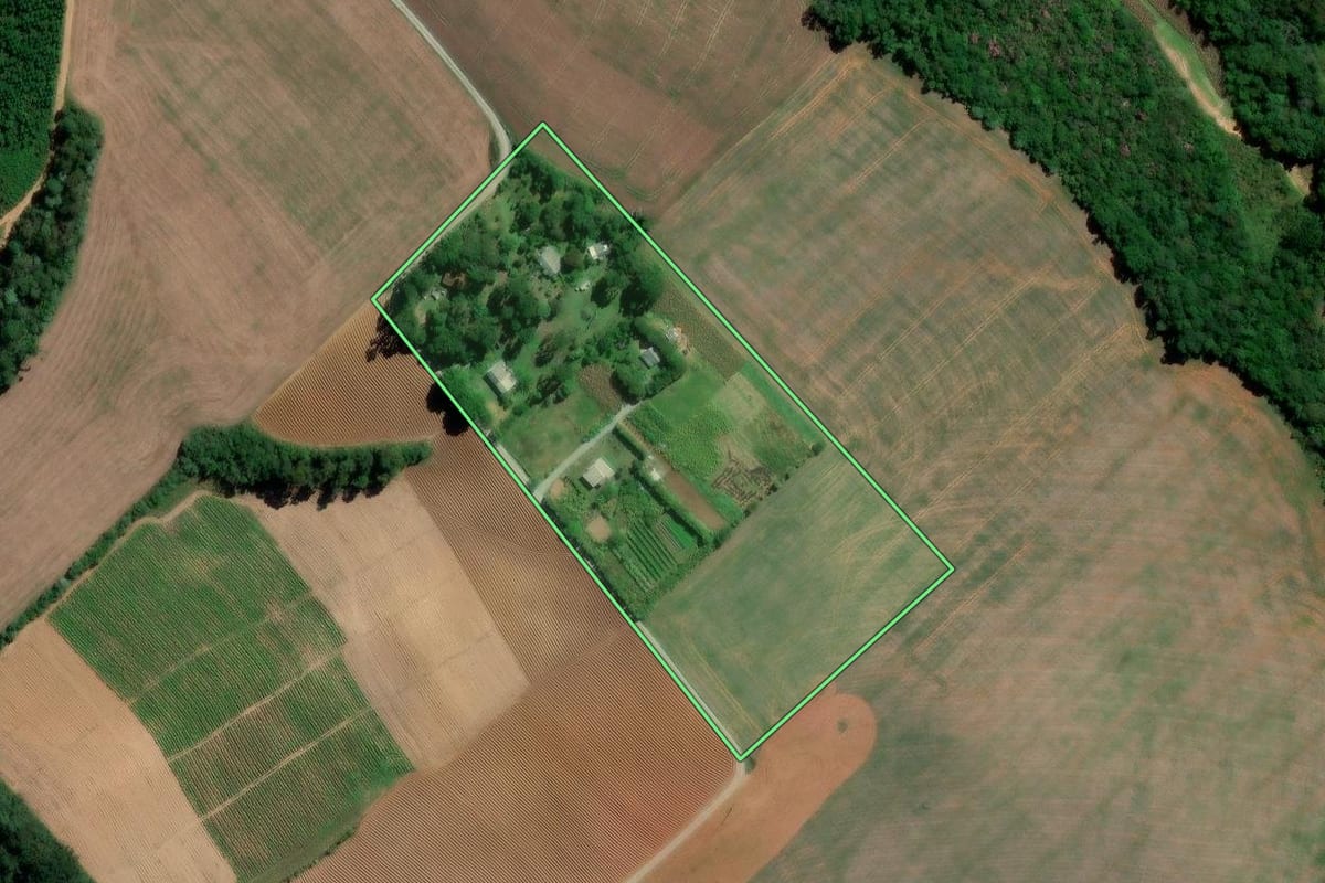 Imagem de satélite do imóvel rural em Rebouças (PR), com o contorno declarado no CAR desenhado por cima.